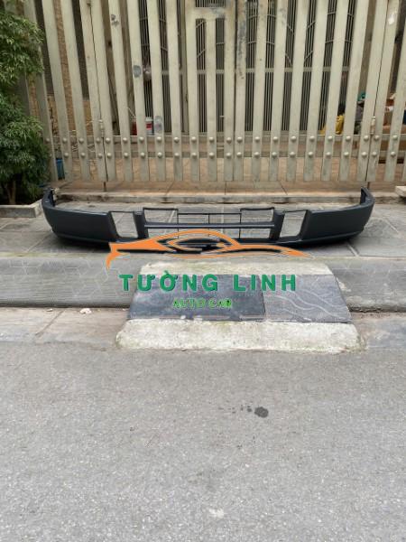 96600167 | CẢN TRƯỚC CHEVROLET SPARK M200, sản xuất bởi Gm Oem, phụ tùng chính hãng, giá tốt nhất. 96600167 | CẢN TRƯỚC CHEVROLET SPARK M200 96600167 | CẢN TRƯỚC CHEVROLET SPARK M200 thuộc hệ thống thân vỏ của ô tô. Cản trước hay ba đờ sốc trước có nhiệm vụ chính của ba đờ sốc trước là hấp thụ và giảm chấn các va đập từ địa hình không đồng đều hoặc từ các vật cản trên đường, giúp làm giảm sự rung lắc và dao động của xe. Điều này cung cấp sự thoải mái và ổn định cho người điều khiển và hành khách trong xe. Khi xe di chuyển qua các bề mặt không đồng đều, bánh xe sẽ tạo ra các va chạm và rung động. Ba đờ sốc hoạt động bằng cách chuyển đổi năng lượng động thành năng lượng cơ học và nhiệt, thường thông qua việc nén dầu trong xi lanh của ba đờ sốc. Khi dầu được nén, năng lượng của các va chạm và rung động sẽ được hấp thụ, giảm thiểu tác động lên xe và hành khách. Cản trước là một phụ kiện được gn ở phần trước mũi xe ô tô, được chế tạo từ nhiều vật liệu như nhôm, nhựa, vật liệu tổng hợp, sợi Carbon. Thiết bị này được tạo ra để bảo vệ, hạn chế cho xe không bị trầy xước trong những lúc va chạm nhẹ, giảm thiệt hại cho bộ phận động cơ khi va chạm mạnh hơn. Cản trước thường chỉ có mầu mộc, đa số là mầu đen. Khi lắp đặt cần phải sơn theo màu xe. Cản trước ô tô sẽ được lắp nhô ra ngoài, nếu trong trường hợp xảy ra va chạm, phụ kiện này sẽ cản lại và giảm thiểu hư hỏng cho đầu xe, đặc biệt bảo vệ những bộ phận có giá thành sửa chữa cao như lưới tán nhiệt, hệ thống đèn, hay vỏ xe. Ngoài việc bảo vệ các bộ phận phía trước của xe, cản trước xe ô tô còn được xem là một phụ kiện trang trí nhiều mẫu mã, chất liệu và kiểu dáng đa dạng, mang lại cho chiếc ô tô diện mạo mới, năng động và mạnh mẽ hơn mà nhiều anh em trong giới chơi xe ưa chuộng. Đặc biệt là những dòng xe bán tải. Trong mỗi vụ tai nạn xe ô tô, phần vỏ ngoài xe ô tô luôn là phần bị tổn hại nhiều. Khi lắp đặt cản trước cho xe ô tô, nó sẽ giúp bớt trầy xước khi va chạm nhẹ, nhưng khi va chạm lớn phần cản này có nguy cơ giảm khả năng hấp thụ lực phần vỏ, nó có thể gây ra các nguy hiểm khi va chạm cho người lái và người ngồi trên xe.