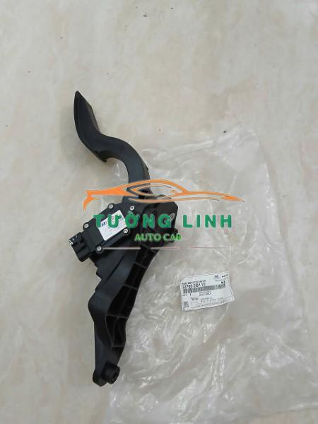 BÀN ĐẠP CHÂN GA XE HYUNDAI SANTAFE 2006-2012 | 327002B110